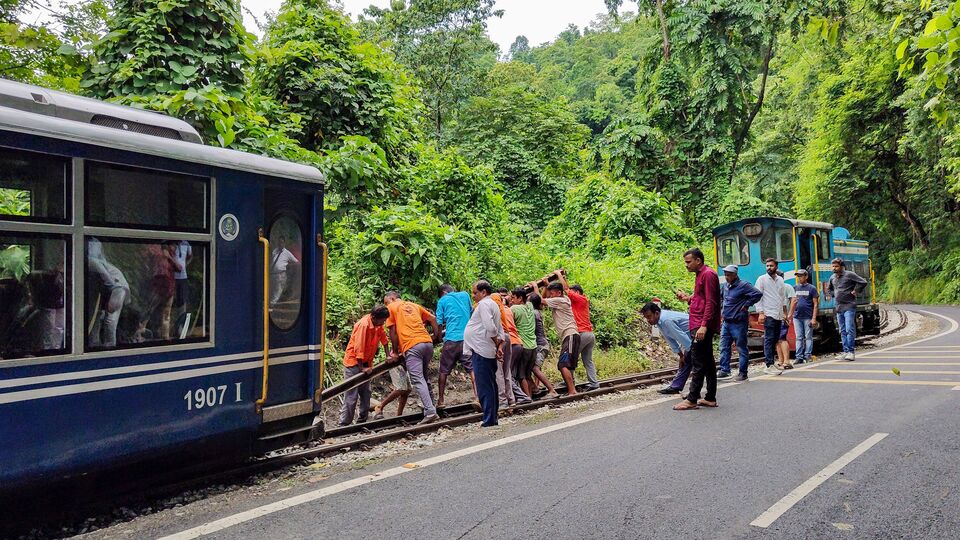 তিনটি রুটই বেশ সংক্ষিপ্ত। সেই রুটে পুজোর আগেই টয়ট্রেন চালু হতে পারে। এতে পর্যটকদের অনেকটাই সুবিধা হবে। তবে এই সংক্ষিপ্ত রুটে কত ভাড়া হতে পারে সেটা এখনও ঘোষণা করা হয়নি। (PTI Photo)(PTI)