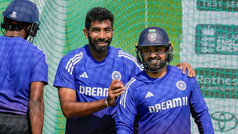 সেই রেশ ধরেই তৃতীয় টেস্টের আগে ভারতের ব্যাটিং কোচ বলেন, ‘দুটি ম্যাচেই আমরা ব্যাটিং ভালো করেছি। আমার মনে হয়, আমাদের খেলোয়াড়দের দক্ষতা এত বেশি যে ওরা যদি রানের জন্য নাও খেলে, তাহলেও ওভারপিছু চার রান করছে। আগ্রাসী ব্যাটিং তাহলে আর কাকে বলে? ৯০ ওভারে যখন আমরা ৩৬০ রান করছি, তখন সেটা আগ্রাসী ব্যাটিংই।’ (ছবি সৌজন্যে পিটিআই)