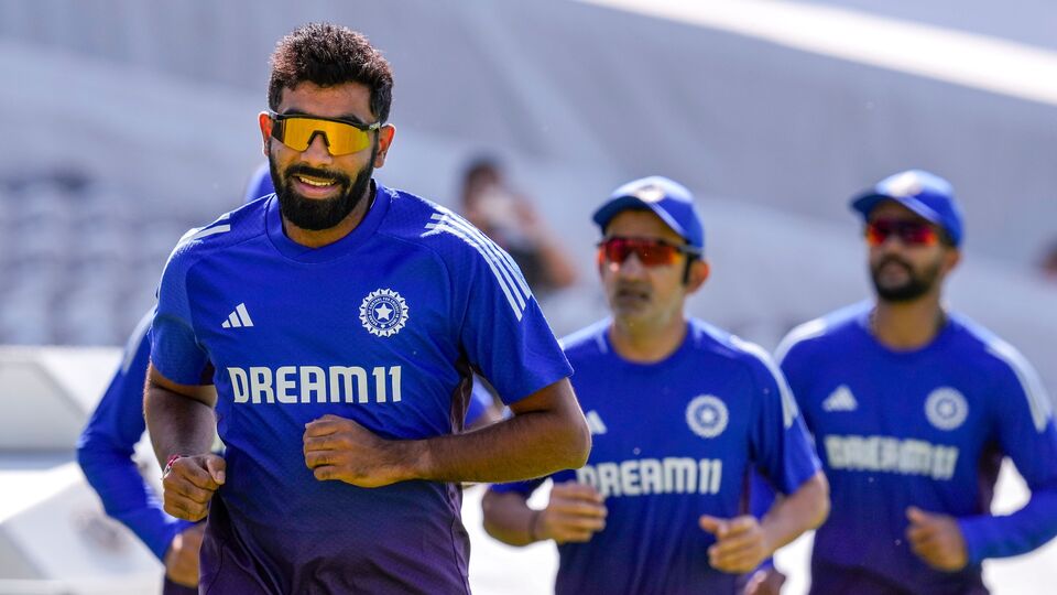 সেইসঙ্গে এজবাস্টনের পিচ এবং ইংরেজদের কৌশল কাটাছেঁড়া করে ভারতের ব্যাটিং কোচ বলেন, ‘কিন্তু যখন ঘাস রেখে এত শক্ত উইকেট তৈরি করা হবে, তাতে এত ক্ষতচিহ্ন থাকবে না। কিন্তু ফুটমার্কস তো থাকবেই। ওই ফুটমার্কস থেকে যে বল ঘুরবে….যেটা শেষদিনের রবীন্দ্রের (জাদেজা) ক্ষেত্রে হচ্ছিল। সার্বিকভাবে ওরা ব্যাটিংয়ের উপযোগী শক্ত উইকেট বানানোর চেষ্টা করেছিল বলে মনে হচ্ছে।’ (ছবি সৌজন্যে পিটিআই)