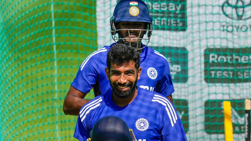 ভারতের ব্যাটিং কোচ আরও বলেন, ‘(আমাদের খেলোয়াড়দের) মানসিকতটা হল যে আমরা (শুধু) বাউন্ডারি মারার চেষ্টা করব না। ওদের দক্ষতা এতটাই বেশি যে বলের গুণ বিচার করে খেলেও অতটাই রান করছে। যখন অযাচিত শট খেলবে না, তখন দীর্ঘক্ষণ তো ক্রিজে টিকবেই।’ উল্লেখ্য, এখনও পর্যন্ত দুটি টেস্টে ইংল্যান্ডের থেকে বেশিক্ষণ ব্যাট করেছে ভারত। (ছবি সৌজন্যে পিটিআই)