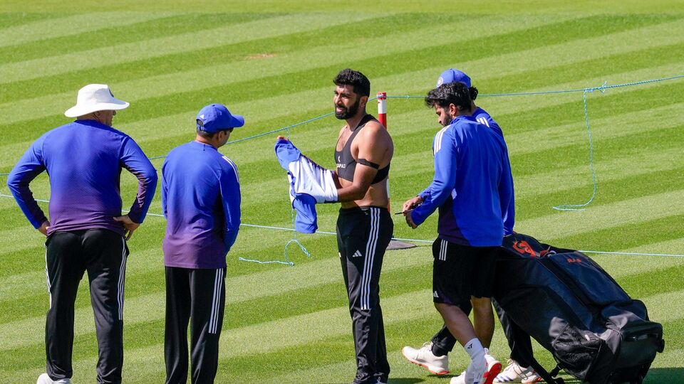 শুধু তাই নয়, ব্যাজবল নিয়েও কিছুটা খোঁচা দিয়েছেন ভারতের ব্যাটিং কোচ। ইংরেজরা পিটিয়ে খেলছেন, নয়া ধাঁচে টেস্ট খেলছেন বলে দীর্ঘদিন ধরেই যথেষ্ট হইচই চলছে। অথচ এবার ইংল্যান্ডে ভারত যথেষ্ট ভালো রানরেট বজায় রেখে রান করেছে ভারত। লিডসে প্রথম ইনিংসে ভারতের রানরেট ছিল ৪.১৬। ইংরেজদের ছিল ৪.৬১। দ্বিতীয় ইনিংসে ভারতের ছিল ৩.৭৯ । ইংরেজদের ছিল ৪.৫। আর এজবাস্টনে ভারতের দুই ইনিংসে রানরেট ছিল ৩.৮৮ এবং ৫.১৪। আর ইংরেজদের ছিল ৪.৫ এবং ৩.৯৭। (ছবি সৌজন্যে পিটিআই)