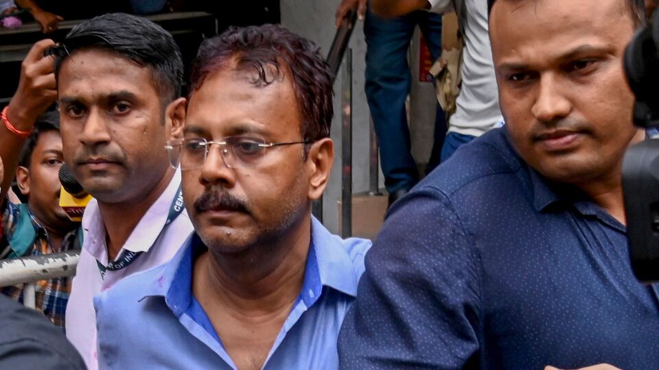 কার্যত একইসুরে আরজি কর মেডিক্যাল কলেজ এবং হাসপাতালের নির্যাতিতার বাবা-মায়ের আর্জির বিরোধিতা করল সন্দীপ ঘোষ এবং মমতা বন্দ্যোপাধ্যায়ের সরকার। একই দাবি করেছেন টালা থানার তৎকালীন ওসি অভিজিৎ মণ্ডল। তিনপক্ষেরই দাবি, নির্যাতিতার বাবা-মা যে আবেদন করেছেন, তা যেন এখনই মেনে নেওয়া না হয়। কারণ আরজি করের ধর্ষণ ও খুনের মামলা এখনও বিচারাধীন আছে। (ফাইল ছবি, সৌজন্যে পিটিআই)