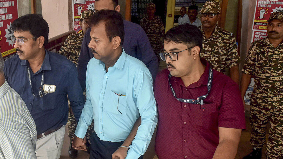 একইসুরে নির্যাতিতার পরিবারের আর্জির বিরোধিতা করেন আরজি কর মেডিক্যাল কলেজ ও হাসপাতালের প্রাক্তন অধ্যক্ষ সন্দীপ এবং টালা থানার প্রাক্তন ওসির আইনজীবী। যদিও কেন্দ্রীয় তদন্তকারী সংস্থা সিবিআই ইতিমধ্যে জানিয়েছে যে নির্যাতিতার বাবা-মায়ের আর্জিতে তাদের কোনও আপত্তি নেই। (ফাইল ছবি, সৌজন্যে পিটিআই)