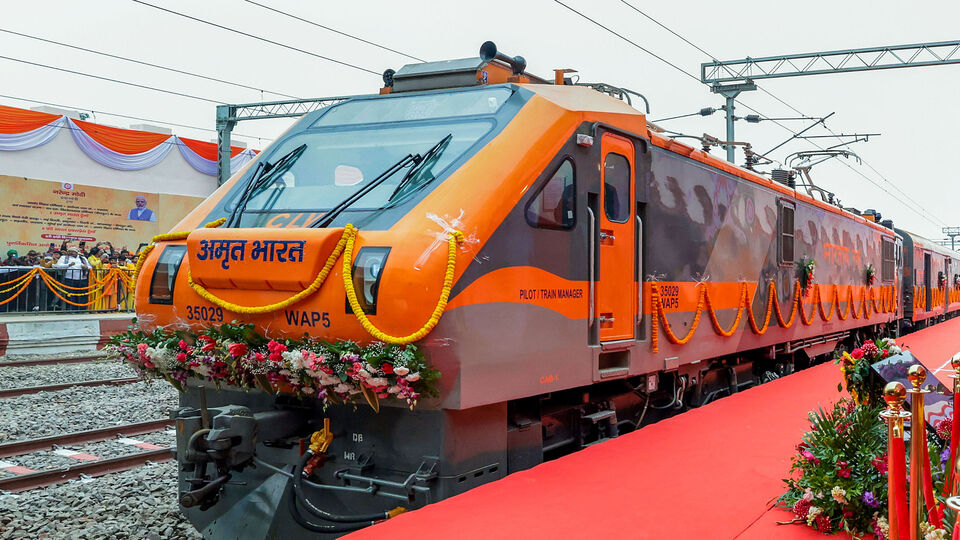 এছাড়াও একটি রেল সাবওয়েরও শিলান্যাস করেন রেলমন্ত্রী। যে রেলসাবওয়ে তৈরিতে ১৪ কোটি টাকা হয়েছে খরচ। এই সাবওয়ে রাস্তা চলচি গাড়ির ট্রাফিক যেমন কমাবে, তেমনই রেল চলাচলে সুবিধা দেবে বলে জানান বৈষ্ণো। (ছবি সৌজন্যে পিটিআই)