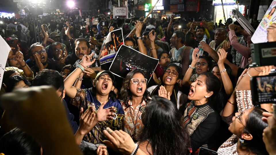 সেইসঙ্গে আরজি করের নির্যাতিতার বাবা-মা যে সওয়াল করেন, সেটার যুক্তি দেখিয়েই ঘটনাস্থল পরিদর্শনের আর্জি খারিজের সওয়াল করেছে রাজ্য সরকার। রাজ্যের আইনজীবীর যুক্তি, সিবিআইয়ের তদন্তে গলদ আছে বলে অভিযোগ তুলেছে চিকিৎসক পড়ুয়ার পরিবার। সেই পরিস্থিতিতে পুনরায় তদন্তেরও সম্ভাবনা আছে। তাই ঘটনাস্থল পরিদর্শনের আর্জি খারিজের আবেদন জানায় রাজ্য সরকার। (ছবিটি প্রতীকী, সৌজন্যে সমীর জানা/হিন্দুস্তান টাইমস)
