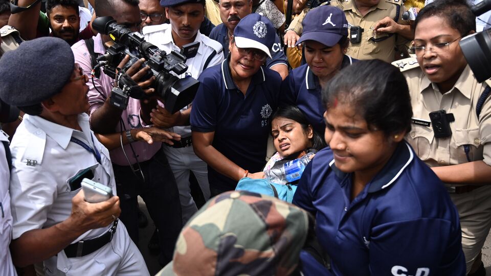সূত্রের খবর, ইতিমধ্যে মামলা দায়েরের অনুমতি মিলেছে। সবকিছু ঠিকঠাক থাকলে চলতি সপ্তাহেই হাইকোর্টের বিচারপতি সৌমেন সেন ও বিচারপতি স্মিতা দে'র ডিভিশন বেঞ্চে শুনানি হতে পারে। যে বিষয়টি নিয়ে হাইকোর্টের বিচারপতি সৌগত ভট্টাচার্যের সিঙ্গল বেঞ্চ কোনও হস্তক্ষেপ করেনি বলে জানিয়েছেন বঞ্চিত চাকরিপ্রার্থীরা। (ফাইল ছবি, সৌজন্যে সমীর জানা/হিন্দুস্তান টাইমস)