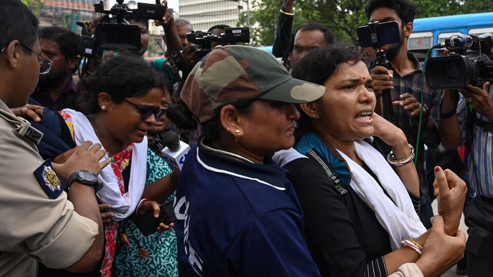 বঞ্চিত চাকরিপ্রার্থীদের দাবি, যে নিয়োগ প্রক্রিয়া দুর্নীতিতে জর্জরিত ছিল, সেখানে শিক্ষকতার করার জন্য অতিরিক্ত নম্বর বরাদ্দ করার ফলে অনেকেই সমস্যায় পড়তে পারেন। তাছাড়াও বয়সের সীমা নিয়েও আপত্তি তুলেছেন বঞ্চিত চাকরিপ্রার্থীরা। সেই বিষয়টি নিয়ে হাইকোর্টের ডিভিশন বেঞ্চের দ্বারস্থ হয়েছেন আইনজীবী ফিরদৌস শামিম। (ফাইল ছবি, সৌজন্যে সমীর জানা/হিন্দুস্তান টাইমস)