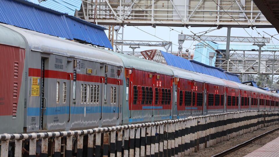 বাংলার কোন প্রান্ত পাবে অমৃত ভারত- রেলমন্ত্রী অশ্বিনী বৈষ্ণোর ঘোষণা অনুসারে, মালদা থেকে লখনউ পর্যন্ত রুটে ছুটবে একটি অমৃত ভারত ট্রেন। যা বিহারের একটি অংশ ও উত্তর প্রদেশের পূর্বাঞ্চলের কিছু এলাকার ওপর দিয়ে যাবে। এছাড়াও উত্তর বিহার হয়ে সাহারসা থেকে অমৃতসর পর্যন্ত ছুটবে একটি অমৃত ভারত। । (ছবিটি প্রতীকী, সৌজন্যে Indian Railways)