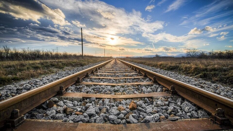 অমৃত ভারত ট্রেনের রুট- রেলমন্ত্রী অশ্বিনী বৈষ্ণো জানিয়েছেন, যে চার অমৃত ভারত ট্রেন আসতে চলেছে, সেগুলি ছুটবে বিহারের ওপর দিয়ে। এর মধ্যে একটি ট্রেনের রুট, দারভাঙ- লখনউ, যা সপ্তাহে একবার চলবে বলে তিনি জানান। এছাড়াও রয়েছে পাটনা থেকে দিল্লি রুটে একটি অমৃত-ভারত ট্রেন, যা প্রতিদিন চলাচল করবে।