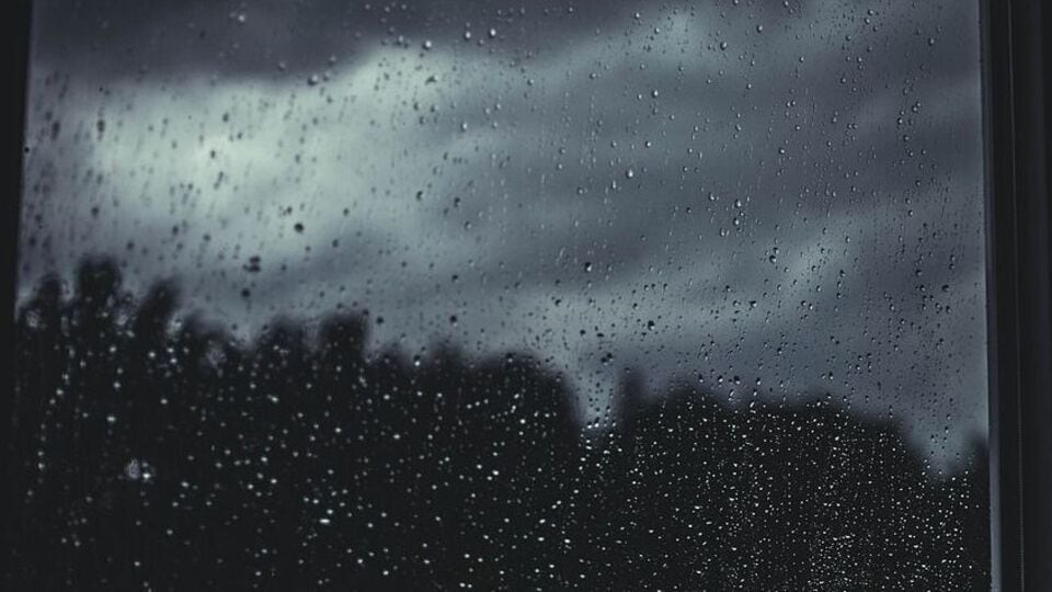 সপ্তাহের ব্যস্ত দিনের সকাল থেকেই আকাশ কালো করে বর্ষণ। মঙ্গলের সকালে অঝোর বারিধারা সঙ্গে নিয়ে ঘু ভেঙেছে শহর কলকাতার। এদিকে, আবহাওয়া দফতর বলছে, গাঙ্গেয় পশ্চিমঙ্গের উপর রয়েছে নিম্মচাপ। তার ফলে আজ দক্ষিণবঙ্গ জুড়ে বৃষ্টির জলছবি কেমন থাকবে? কেমন থাকবে, উত্তরবঙ্গের আবহাওয়া? বর্ষণের সম্ভাবনা কোন কোন জেলায়? দেখে নিন।