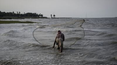 মৎসজীবীদের প্রতি সতর্কতাতে বলা হয়েছে, আগামী ২৪ ঘণ্টায় পশ্চিমবঙ্গ ও ওড়িশা উপকূল সংলগ্ন এলাকায় ৩৫ থেকে ৪৫ কিলোমিটার প্রতি ঘণ্টায় তুুমুল বেগে ঝোড়ো হাওয়া বয়ে যাওয়ার সম্ভাবনা রয়েছে। সেই গতিবেগ ঘণ্টায় ৫৫ কিলোমিটার পর্যন্ত যেতে পারে। ফলত মৎসজীবীদের সমুদ্রে যেতে নিষেধ করা হচ্ছে। 