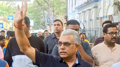 দিলীপ ঘোষ তৃণমূলে যেতে পারেন বলে জল্পনা চললেও তিনি নিজে ক্রমাগত তৃণমূল কংগ্রেসকে একাধিক ইস্যুতে বিঁধে এসেছেন সাম্প্রতিককালে। তবে এই দিলীপ ঘোষকেই সাম্প্রতিককালে মোদীর জনসভা দেখা যায়নি। আবার শমীক ভট্টাচার্যকে রাজ্য সভাপতি ঘোষণার দিনও তাঁকে দলীয় কর্মসূচিতে দেখা যায়নি। তবে শমীক দায়িত্ব নিয়েই বলেছিলেন, 'দিলীপ ঘোষকে ফেরানোর কী আছে, তিনি তো বিজেপিতেই আছেন।' আর শমীকের সঙ্গে দেখা করে দিলীপের গলাতেও সেই একই সুর। (PTI) দিলীপ ঘোষ তৃণমূলে যেতে পারেন বলে জল্পনা চললেও তিনি নিজে ক্রমাগত তৃণমূল কংগ্রেসকে একাধিক ইস্যুতে বিঁধে এসেছেন সাম্প্রতিককালে। তবে এই দিলীপ ঘোষকেই সাম্প্রতিককালে মোদীর জনসভা দেখা যায়নি। আবার শমীক ভট্টাচার্যকে রাজ্য সভাপতি ঘোষণার দিনও তাঁকে দলীয় কর্মসূচিতে দেখা যায়নি। তবে শমীক দায়িত্ব নিয়েই বলেছিলেন, 'দিলীপ ঘোষকে ফেরানোর কী আছে, তিনি তো বিজেপিতেই আছেন।' আর শমীকের সঙ্গে দেখা করে দিলীপের গলাতেও সেই একই সুর। (PTI)