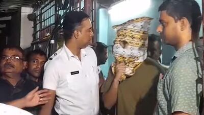 কসবা গণধর্ষণকাণ্ডে অভিযুক্ত মনোজিৎ মিশ্ররা তদন্তে সহযোগিতা করছে না বলে আদালতে অভিযোগ করল পুলিশ। এদিকে আপাতত ৪ ধৃতকেই আর হেফাজতে চাইল না পুলিশ। এই আবহে চারজনকেই ২২ জুলাই পর্যন্ত বিারবিভাগীয় হেফাজতে পাঠিয়েছে আলিপুর আদালত। প্রসঙ্গত, আরও তিনদিনের জন্য মনোজিৎদের হেফাজতে চাইতে পারবে পুলিশ। জানা যাচ্ছে, যাবতীয় ফরেন্সিক পরীক্ষার রিপোর্ট হাতে পাওয়ার পরে পুলিশ মনোজিৎদের ফের নিজেদের হেফাজতে চাইতে পারে। কসবা গণধর্ষণকাণ্ডে অভিযুক্ত মনোজিৎ মিশ্ররা তদন্তে সহযোগিতা করছে না বলে আদালতে অভিযোগ করল পুলিশ। এদিকে আপাতত ৪ ধৃতকেই আর হেফাজতে চাইল না পুলিশ। এই আবহে চারজনকেই ২২ জুলাই পর্যন্ত বিারবিভাগীয় হেফাজতে পাঠিয়েছে আলিপুর আদালত। প্রসঙ্গত, আরও তিনদিনের জন্য মনোজিৎদের হেফাজতে চাইতে পারবে পুলিশ। জানা যাচ্ছে, যাবতীয় ফরেন্সিক পরীক্ষার রিপোর্ট হাতে পাওয়ার পরে পুলিশ মনোজিৎদের ফের নিজেদের হেফাজতে চাইতে পারে।