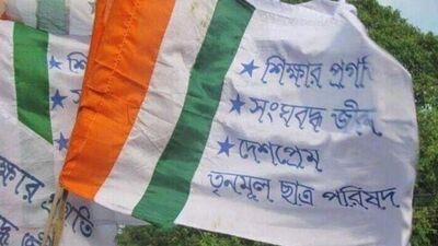 তবে এবার দলীয় কর্মসূচি থেকে দূরে থাকতে হয়েছে সৌভিক রায়কে। এমনকী এখন দলের সঙ্গে কোনও যোগাযোগ না রাখার নির্দেশও দেওয়া হয়েছে হাওড়ার এই দাপুটে ছাত্র নেতাকে। এদিকে সৌভিকের জবাবে সন্তুষ্ট না হলে কঠোর পদক্ষেপ করা হবে বলে শোকজ চিঠিতে উল্লেখ করা হয়েছে। তবে এবার দলীয় কর্মসূচি থেকে দূরে থাকতে হয়েছে সৌভিক রায়কে। এমনকী এখন দলের সঙ্গে কোনও যোগাযোগ না রাখার নির্দেশও দেওয়া হয়েছে হাওড়ার এই দাপুটে ছাত্র নেতাকে। এদিকে সৌভিকের জবাবে সন্তুষ্ট না হলে কঠোর পদক্ষেপ করা হবে বলে শোকজ চিঠিতে উল্লেখ করা হয়েছে।