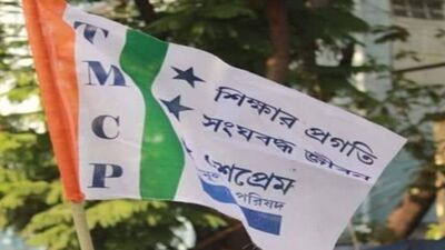এদিকে রিপোর্টে দাবি করা হচ্ছে, সৌভিক রায়কে নিয়ে ২০২৩ সালে হাওড়া জেলা তৃণমূল ছাত্র পরিষদে সভাপতিকে চিঠি দেওয়া হয়েছিল। সেই চিঠির একটি কপি পাঠানো হয়েছিল টিএমসিপি-র রাজ্য সভাপতি তৃণাঙ্কুর ভট্টাচার্যকেও। এর পাশাপাশি অভিযোগপত্রের কপি পাঠানো হয় ব্যাঁটরা থানা, অ্যান্টি র্যাগিং কমিশনেও। তারপরও কোনও ব্যবস্থা নেওয়া হয়নি বলে অভিযোগ উঠছে। এখনও নিজের পদেই বহাল সৌভিক। এদিকে রিপোর্টে দাবি করা হচ্ছে, সৌভিক রায়কে নিয়ে ২০২৩ সালে হাওড়া জেলা তৃণমূল ছাত্র পরিষদে সভাপতিকে চিঠি দেওয়া হয়েছিল। সেই চিঠির একটি কপি পাঠানো হয়েছিল টিএমসিপি-র রাজ্য সভাপতি তৃণাঙ্কুর ভট্টাচার্যকেও। এর পাশাপাশি অভিযোগপত্রের কপি পাঠানো হয় ব্যাঁটরা থানা, অ্যান্টি র্যাগিং কমিশনেও। তারপরও কোনও ব্যবস্থা নেওয়া হয়নি বলে অভিযোগ উঠছে। এখনও নিজের পদেই বহাল সৌভিক।