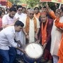 এর আগে দিলীপ ঘোষ বলেছিলেন, 'কোনও না কোনও ২১-এর মঞ্চে তো থাকব'। উল্লেখ্য, ২১ জুলাই রাজ্যের বহু জায়গায় কর্মসূচির ডাক দিয়েছে বিজেপিও। এই আবহে দল বদলের সম্ভাবনা জিইয়ে রেখেছিলেন দিলীপ। তবে ৮ তারিখ শমীকের সঙ্গে দেখা করে সেই সব জল্পনায় নিজেই জল ঢাললেন। স্পষ্ট করে দিলেন, তিনি বিজেপিতে আছেন এবং থাকবেন।  