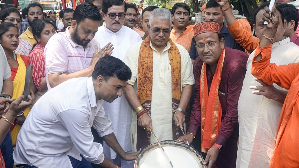 এর আগে দিলীপ ঘোষ বলেছিলেন, 'কোনও না কোনও ২১-এর মঞ্চে তো থাকব'। উল্লেখ্য, ২১ জুলাই রাজ্যের বহু জায়গায় কর্মসূচির ডাক দিয়েছে বিজেপিও। এই আবহে দল বদলের সম্ভাবনা জিইয়ে রেখেছিলেন দিলীপ। তবে ৮ তারিখ শমীকের সঙ্গে দেখা করে সেই সব জল্পনায় নিজেই জল ঢাললেন। স্পষ্ট করে দিলেন, তিনি বিজেপিতে আছেন এবং থাকবেন। (saikat paul)