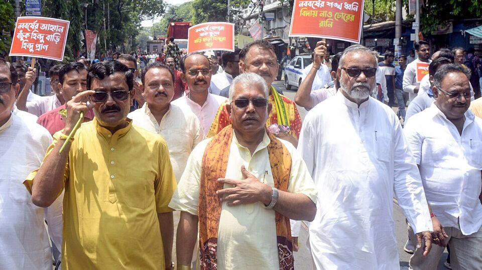 জানা গিয়েছে, শমীকের সঙ্গে দেখা করার পরই দিল্লিতে বিজেপির শীর্ষ নেতৃত্বের তরফ থেকে ডেকে পাঠানো হয়েছে দিলীপ ঘোষকে। বাংলায় বিজেপির কেন্দ্রীয় পর্যবেক্ষক সুনীল বনশলের সঙ্গে তাঁর বৈঠক হতে পারে বলে জানা গিয়েছে। এই আবহে দিলীপ ঘোষকে দলে নতুন কোনও দায়িত্ব দেওয়া হয় কি না, তা নিয়ে জল্পনা তুঙ্গে। (saikat paul)