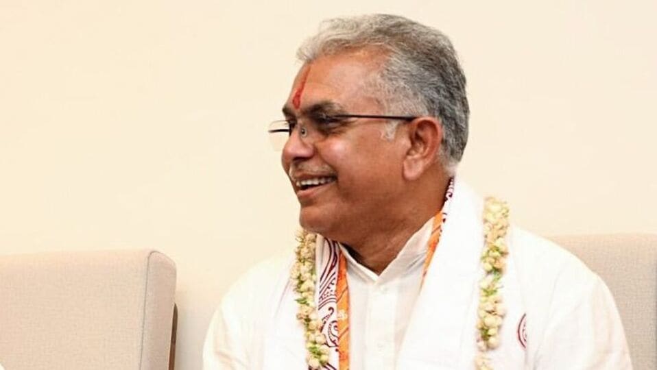 তিনি বিজেপির প্রাক্তন রাজ্য সভাপতি, তবে তিনি আজও প্রাসঙ্গিক। তিনি দিলীপ ঘোষ। গত কয়েকদিন ধরেই বাংলার রাজনীতিতে ঝড় তুলেছেন তিনি। তাঁর দলবদলের সম্ভাবনা নিয়ে জল্পনা তুঙ্গে। এরই মাঝে ৮ জুলাই বিজেপির অফিসে গিয়ে সদ্য নিযুক্ত রাজ্য সভাপতি শমীক ভট্টাচার্যের সঙ্গে দেখা করে এলেন দিলীপ ঘোষ। আর এরপরই আজ তিনি দিল্লিতে যাচ্ছেন। (Debajyoti Chakraborty)