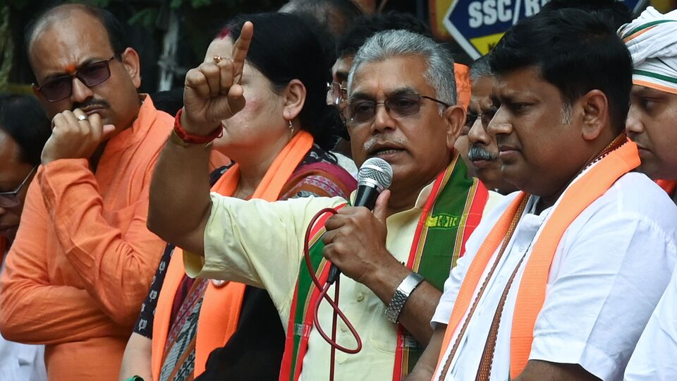 এর আগে গতকাল শমীকের সঙ্গে দেখা করে দিলীপ ঘোষ বলেন, 'দলের সঙ্গে দূরত্ব তৈরির প্রশ্নই নেই। বিজেপির অফিস থেকে গাড়ি দিয়েছে। আমি যে সিকিউরিটি পাই তাও দলের তরফেই দেওয়া হয়েছে। আবেগ দিয়েই পার্টি দাঁড়া করিয়েছি। ১৫০ কর্মী প্রাণ দিয়েছেন। বাংলার লক্ষ লক্ষ কোটি কোটি মানুষের মনে আগুন আছে। নিভতে দেব না।' (Hindustan Times)