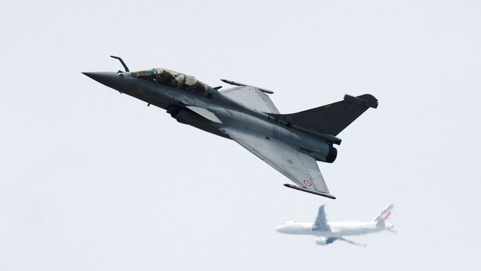 idrw.org-র প্রতিবেদনে মার্কিন এফ ১৬ বিমানের ওই পাইলট রায়ান বোদেঁহাইমার বক্তব্য তুলে ধরে ভারতের রাফালে নিয়ে পাকিস্তানের দাবি সম্পর্কে বেশ কিছু তথ্য তুলে ধরা হয়েছে। তিনি বলছেন, সেই রাতে ভারতের অভিযানের কেন্দ্রে ছিল রাফালের এক্স গার্ড, যা এআই দ্বারা নির্মিত ‘টাউড ডিকয় সিস্টেম’। সাফ কথায় বলতে গেলে, এমন এক সিস্টেম যা প্রলোভন দেখিয়ে কাছে টানে! পাইলট রায়ান বলছেন, এই সিস্টেমই প্রতারণামূলক চাল চেলেছে পাকিস্তানের আকাশ প্রতিরক্ষাকে ঝাঁঝরা করে দিতে। (ছবিটি প্রতীকী, সৌজন্যে রয়টার্স)