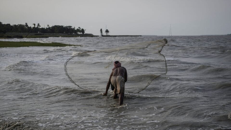 মৎসজীবীদের প্রতি সতর্কতাতে বলা হয়েছে, আগামী ২৪ ঘণ্টায় পশ্চিমবঙ্গ ও ওড়িশা উপকূল সংলগ্ন এলাকায় ৩৫ থেকে ৪৫ কিলোমিটার প্রতি ঘণ্টায় তুুমুল বেগে ঝোড়ো হাওয়া বয়ে যাওয়ার সম্ভাবনা রয়েছে। সেই গতিবেগ ঘণ্টায় ৫৫ কিলোমিটার পর্যন্ত যেতে পারে। ফলত মৎসজীবীদের সমুদ্রে যেতে নিষেধ করা হচ্ছে।