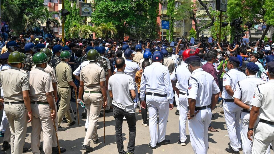 অপরদিকে উত্তর শহরতলির বেলঘরিয়ায় বিটি রোডে প্রবর্তক জুটমিলের সামনে ধর্মঘট সমর্থনকারীরা অবরোধ করে। সিপিএম কর্মীরা রাস্তায় নেমে বাস, লরি আটকানোর চেষ্টা করে ডোমজুড়েও। পাশাপাশি দোকান বন্ধ রাখার জন্য চাপ দেওয়া হয় ডোমজুড় বাজারে। পরে ঘটনাস্থলে পৌঁছায় পুলিশ। লাঠি চার্জ করে সিপিএম সমর্থকদের ছত্রভঙ্গ করে দেওয়া হয়। এদিকে হলদিয়ায় রানিচকের বন্দর ষ্টেশনে ট্টেন অবরোধ করতে গেলে বাম সমর্থকদের তুলে দেয় রেল পুলিশ। (Hindustan Times)