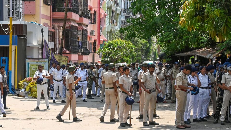 কেন্দ্রীয় শ্রম নীতির প্রতিবাদে দেশজুড়ে ভারত বনধের ডাক দিয়েছে ১০টি শ্রমিক সংগঠন। প্রায় ২৫ কোটি শ্রমিকের আজকের এই বনধে সামিল হওয়ার কথা বলে দাবি সংগঠনগুলির। এই আবহে আজ সকাল সকাল বাংলার বহু জায়গায় উত্তেজনা ছড়ায়। একদা বাম দুর্গ হিসেবে পরিচিত যাদবপুরেও অশান্তি দেখা দেয়। ৮বি বাস স্ট্যান্ড, যাদবপুর, বাঘাযতীন স্টেশনে প্ল্যাকার্ড হাতে মিছিল শুরু করেন বনধ সমর্থকরা। (Hindustan Times)