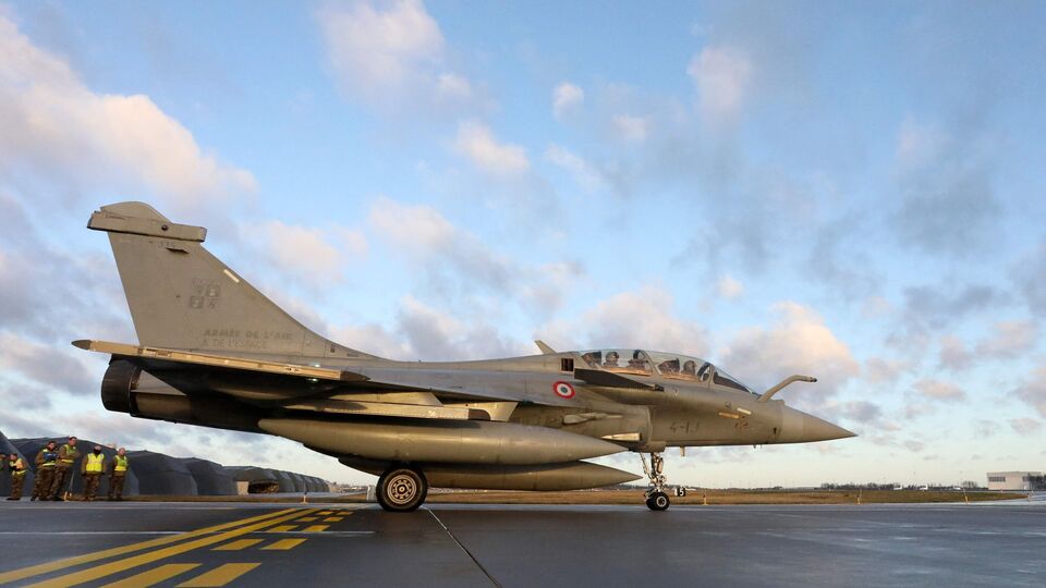 রায়ান বলছেন, এক্স গার্ড শত্রুর চোখে ধুলো দেওয়ার ক্ষেত্রে একটি অভূতপূর্ব বিষয়। তিনি বলছেন, ‘ইলেকট্রনিক মাধ্যমে’ যুদ্ধের ক্ষেত্রে এই রাফালের এক্সগার্ড একটি তাবড় বিষয়। এদিকে, আইডিআরডাব্লিউ-র রিপোর্ট বলছে, পাকিস্তানের চিন নির্মিত ইএল১৫ই এয়ার-টু-এয়ার মিসাইল বা জে১০ যুদ্ধবিমান সফলভাবে ভারতীয় যুদ্ধবিমানকে খুঁজেই পায়নি। ‘দ্য ইকোনমিক টাইমস’র রিপোর্ট দাবি করছে, এক্সগার্ডের ওঅ চোখ ধাঁধানো সিস্টেমই শত্রুর ব়্যাডার আর মিসাইলকে বড়সড় ফাঁকি দেয়। বলা হচ্ছে, পাকিস্তানের জে ১০ যুদ্ধবিমানে থাকা KLJ7A AESA ব়্যাডারও সম্ভবত বিভ্রান্তিতে পড়ে যায়, আর ভেবে বসে তারা রাফালেকে আঘাত করেছে।(AFP)