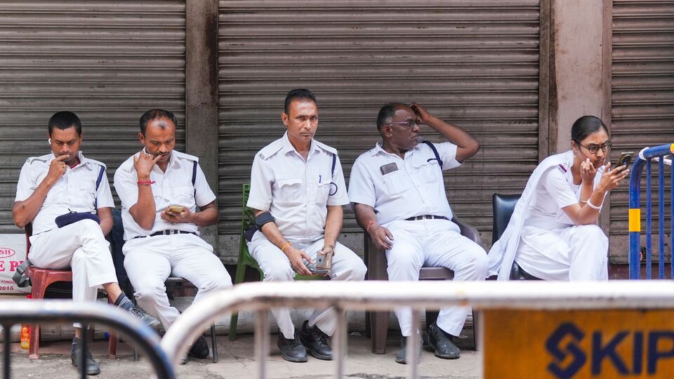 আসানসোলেও বনধের সমর্থনে বামেরা পথে নেমেছিল। সেখানে আবার বনধের বিরোধিতায় তৃণমূলের শ্রমিক সংগঠন পাল্টা মিছিল করে। বনধের সমর্থনে সেখানে গাড়ি আটকানোর চেষ্টা করলে বামেদের বিরুদ্ধে সরব হয় তৃণমূলের শ্রমিক সংগঠন আইএনটিটিইউসির কর্মীরা। উত্তরের জলপাইগুড়ি শহরে উত্তরবঙ্গ রাষ্ট্রীয় পরিবহণ সংস্থার ডিপোর সামনে সকাল থেকে জড়ো হন ধর্মঘটের সমর্থকরা। সেখানে একাধিক বনধ সমর্থককে পুলিশ গ্রেফতার করে নিয়ে যায়। (PTI)