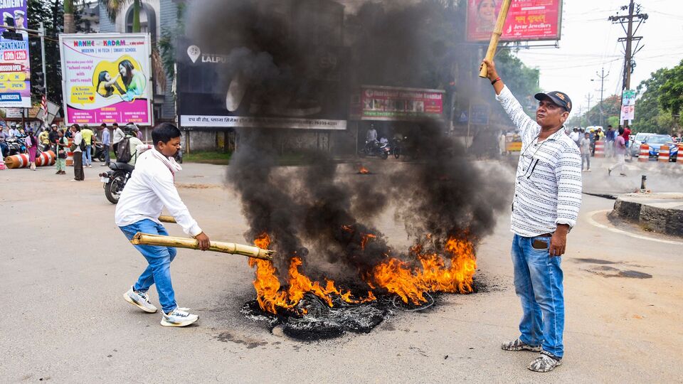 বিদ্যুৎ সরবরাহ ব্যাহত হতে পারে: দেশব্যাপী ধর্মঘটে বিপুল সংখ্যক বিদ্যুৎ খাতের কর্মচারীদের অংশগ্রহণের করতে পারে। এই কারণে ৯ জুলাই ভারতের বিদ্যুৎ সরবরাহ বিঘ্নিত হতে পারে বলে আশঙ্কা। এই ক্ষেত্রের ২৭ লক্ষেরও বেশি শ্রমিক ভারত বনধে যোগ দেবেন বলে আশা করা হচ্ছে, যার ফলে দেশের বিভিন্ন অংশে বিভ্রাট বা বিঘ্ন ঘটতে পারে। (PTI)