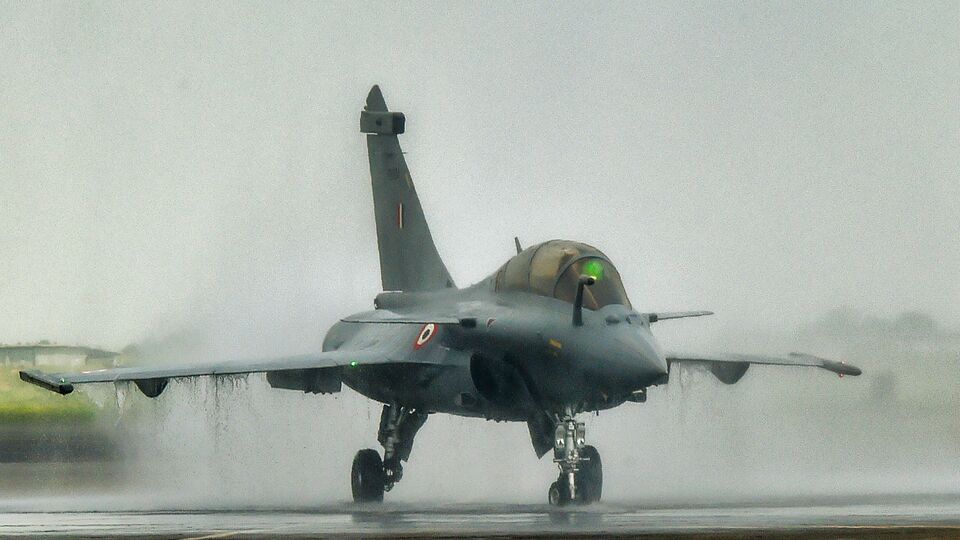 পহেলগাঁওতে জঙ্গি হানার পাল্টা হিসাবে গত মে মাসে পাকিস্তানের ৯ সন্ত্রাসী শিবির ‘অপারেশন সিঁদুর’র প্রথম রাতেই গুঁড়িয়ে দেয় ভারতীয় বায়ুসেনা। সেই রাতে একাধিক যুদ্ধবিমান নিয়ে পাকিস্তানে হানা দেয় ভারত। অন্যদিকে পাকিস্তানের দাবি, তারা ভারতের রাফালেকে আঘাত হেনে নামিয়েছে। এদিকে, আমেরিকার এফ ১৬ বিমানের এক প্রাক্তন পাইলট বলছেন, পাকিস্তানের এই দাবি কার্যত পাকিস্তানের চোখে ধুলো দেওয়ার সমান। রাফালে নামানো নিয়ে পাকিস্তান যা ভাবছে তা মূলত তাদের ভ্রান্তি, বলে ইঙ্গিত ওই পাইলটের। (ছবিটি প্রতীকী, সৌজন্যে পিটিআই)