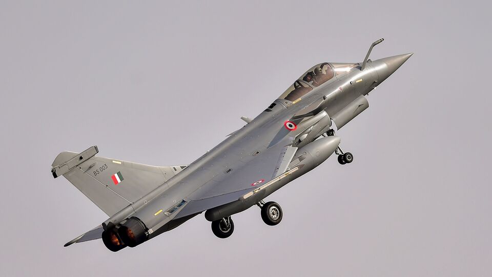 রাফালে অ্যাডভান্সড ডিফেন্স সিস্টেম দ্বারা তৈরি হয়েছে এক্সগার্ড সিস্টেম। এটি কৃত্তিম বুদ্ধিমত্তা বা এআই-কে ব্যবহার করে, ৫০০ ওয়াট ও ৩৬০ ডিগ্রির জ্যামিং সিগন্যাল তৈরি করতে পারে। এই ডিভাইস ৩০ কেজি ওজনের। এটি রাফালে বিমানের পিছনে ১০০ মিটার দীর্ঘ ফাইবার অপটিক কেবল-এ থাকে। এটি ব়্যাডারের সিগন্যাল ‘কপি’ করে, আর এমনভাবে দৃষ্টিকে ধাঁধিয়ে দেয় যেন সে নিজেই একটি যুদ্ধবিমান। ফলত, শত্রুপক্ষের ব়্যাডারের কাছে বা তার মিসাইল সিস্টেমের কঠিন হয়ে পড়ে, আসল যুদ্ধবিমান ও তার ভান করে চলা এই ডিভাইসকে আলাদা করে চেনা। (PTI)