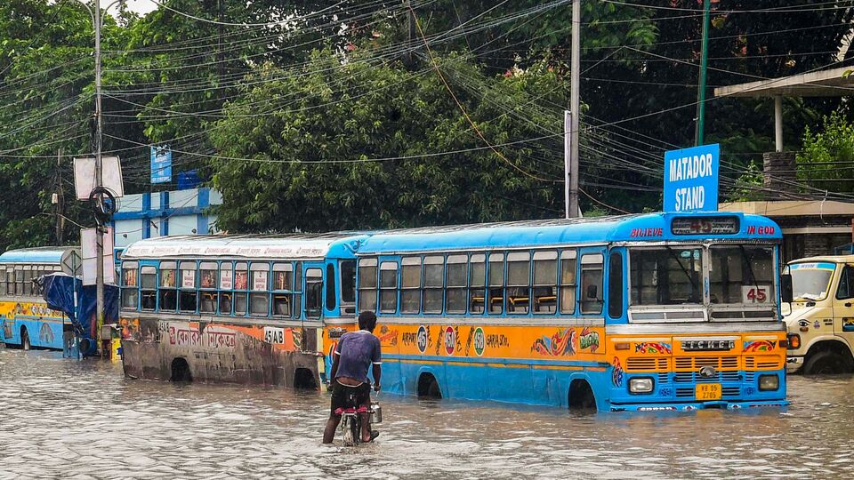 আজ কলকাতার আকাশ মূলত মেঘলাই থাকবে সারা দিন। বজ্রপাত সহ বৃষ্টি হতে পারে বেশ কয়েক পশলা। এদিকে আজ শহরের সর্বোচ্চ তাপমাত্রা থাকতে পারে ৩০ ডিগ্রি সেলসিয়াসের আশেপাশে, যা কি না স্বাভাবিকের থেকে প্রায় আড়াই ডিগ্রি নীচে। এদিকে আজ শহরের সর্বনিম্ন তাপমাত্রা থাকতে পারে ২৬ ডিগ্রি সেলসিয়াসের ঘরে, যা কি না স্বাভাবিকের থেকে প্রায় ১ ডিগ্রি নীচে। গত ২৪ ঘণ্টায় কলকাতায় বৃষ্টি হয়েছে ৫০.৮ মিলিমিটার। (PTI)