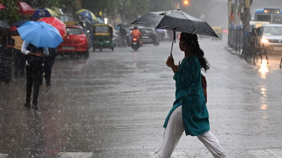 এদিকে আজ উত্তরবঙ্গে বৃষ্টি হতে পারে দার্জিলিং, কালিম্পং, জলপাইগুড়ি, আলিপুরদুয়ার, কোচবিহার, উত্তর দিনাজপুর, দক্ষিণ দিনাজপুর, মালদায়। এর মধ্যে থেকে ভারী বৃষ্টি হতে পারে জলপাইগুড়ি, কালিম্পং এবং আলিপুরদুয়ারের কোথাও কোথাও। এই আবহে উত্তরের এই তিন জেলায় জারি করা হয়েছে হলুদ সতর্কতা। (Hindustan Times)