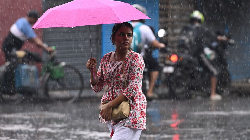 দক্ষিণবঙ্গের কলকাতা, হাওড়া, হুগলি, উত্তর ২৪ পরগনা, দক্ষিণ ২৪ পরগনা, পূর্ব মেদিনীপুর, পশ্চিম মেদিনীপুর, পূর্ব বর্ধমান, বীরভূম, নদিয়া এবং মুর্শিদাবাদে আজ হালকা থেকে মাঝারি বৃষ্টি হতে পারে। এরই সঙ্গে ৩০ থেকে ৪০ কিমি প্রতি ঘণ্টা বেগে বইতে পারে ঝোড়ো হাওয়া। এর জেরে এই জেলাগুলিতে জারি আছে হলুদ সতর্কতা। আর ঝাড়গ্রাম, পুরুলিয়া, বাঁকুড়া, পশ্চিম বর্ধমানে আজ ঝোড়ো হাওয়ার সঙ্গে ভারী বৃষ্টি জারি থাকতে পারে। এই জেলাগুলিতেও হলুদ সতর্কতা জারি করা হয়েছে। (Hindustan Times)