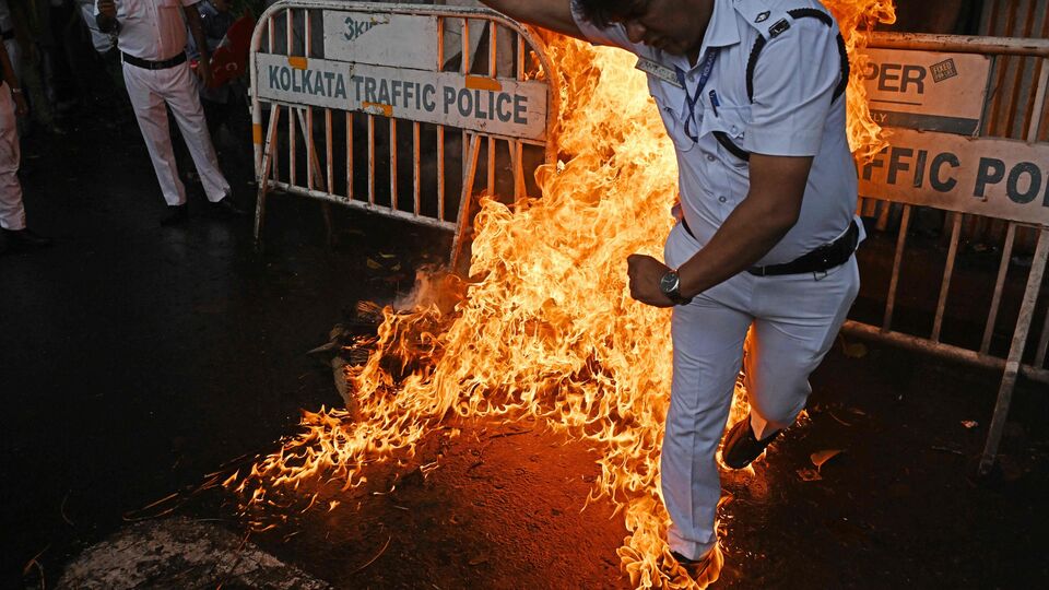 বনধের সমর্থনে আজ যাদবপুরে পথ অবরোধের চেষ্টা করেছিল বাম সমর্থকরা। সেই সময় যাদবপুর এইট বি বাসস্ট্যান্ডের কাছে একটি কুশপুতুল ও টায়ার জ্বালানো হয়। সেই প্রতিবাদ রুখতে গেলে পুলিশের সঙ্গে ধস্তাধস্তি হয় ধর্মঘটীদের। আর তাতেই আগুন ছড়িয়ে পড়ে একটি নিকটবর্তী দোকানে। সেই আগুন নেভাতে গিয়ে জুতোয় আগুন লেগে যায় এক পুলিশকর্মীর। (AFP)