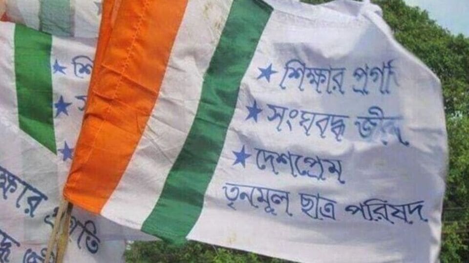 তবে এবার দলীয় কর্মসূচি থেকে দূরে থাকতে হয়েছে সৌভিক রায়কে। এমনকী এখন দলের সঙ্গে কোনও যোগাযোগ না রাখার নির্দেশও দেওয়া হয়েছে হাওড়ার এই দাপুটে ছাত্র নেতাকে। এদিকে সৌভিকের জবাবে সন্তুষ্ট না হলে কঠোর পদক্ষেপ করা হবে বলে শোকজ চিঠিতে উল্লেখ করা হয়েছে। 