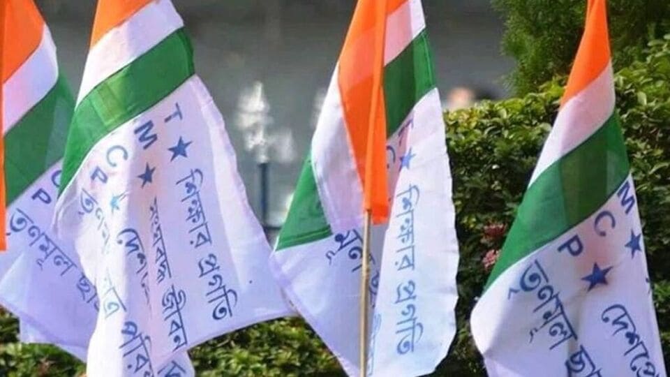 সম্প্রতি কসবা গণধর্ষণকাণ্ডে অভিযুক্ত হয় টিএমসিপি নেতা মনোজিৎ মিশ্র। তারপর মনোজিতের একের পর এক একাধিক কাণ্ড সামনে এসেছে। আর এবার প্রকাশ্যে যৌন হেনস্থার অভিযোগ টিএমসিপি রাজ্য সহ সভাপতি সৌভিক রায়ের বিরুদ্ধে। এই আবহে সৌভিক রায়ের কাছে চিঠি পাঠিয়েছে দল। তার বিরুদ্ধে ওঠা যাবতীয় অভিযোগের জবাবে পূর্ণাঙ্গ বক্তব্য জানানোর নির্দেশ দেওয়া হয়েছে। ১৩ তারিখের মধ্যে এই জবাব দিতে বলা হয়েছে। 