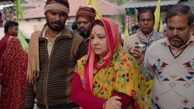 তাঁর কথায়, পারিশ্রমিক একবারে দেওয়া হয় না। ধাপে ধাপে দেওয়া হয়। প্রথমে যখন চুক্তিতে সই হচ্ছে, তখন একবার টাকা দেওয়া হয়। এর পর শুটিং শেষে হল কিছু টাকা। ডাবিং শেষ হলে কিছু টাকা। পোস্ট প্রোডাকশন হলে কিছু টাকা। রিলিজের পর বাকি টাকা। উপপ্রধানের কথায়, পাঁচ ধাপে পারিশ্রমিক দেওয়া হয়। তাঁর কথায়, পারিশ্রমিক একবারে দেওয়া হয় না। ধাপে ধাপে দেওয়া হয়। প্রথমে যখন চুক্তিতে সই হচ্ছে, তখন একবার টাকা দেওয়া হয়। এর পর শুটিং শেষে হল কিছু টাকা। ডাবিং শেষ হলে কিছু টাকা। পোস্ট প্রোডাকশন হলে কিছু টাকা। রিলিজের পর বাকি টাকা। উপপ্রধানের কথায়, পাঁচ ধাপে পারিশ্রমিক দেওয়া হয়।