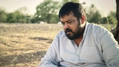 একাধিক রিপোর্টে এই তথ্য উঠে এসেছিল। কিন্তু ফয়সাল এই নিয়ে সরাসরি কিছু বলেননি। তবে তাঁর ‘সব আচ্ছা হ্যায়’ বলার ভঙ্গিতে তিনি বুঝিয়ে দেন যে তিনি সন্তুষ্ট ছিলেন তাঁর পারিশ্রমিকে। এই দিন পারিশ্রমিক কীভাবে দেওয়া হয় সেই কথাও জানিয়েছেন ফয়সাল। একাধিক রিপোর্টে এই তথ্য উঠে এসেছিল। কিন্তু ফয়সাল এই নিয়ে সরাসরি কিছু বলেননি। তবে তাঁর ‘সব আচ্ছা হ্যায়’ বলার ভঙ্গিতে তিনি বুঝিয়ে দেন যে তিনি সন্তুষ্ট ছিলেন তাঁর পারিশ্রমিকে। এই দিন পারিশ্রমিক কীভাবে দেওয়া হয় সেই কথাও জানিয়েছেন ফয়সাল।