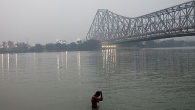 শুক্র থেকে রবিবার পর্যন্ত দক্ষিণবঙ্গের আবহাওয়া- আগামিকাল ঝড় বৃষ্টি সঙ্গে করে শুক্রবার দক্ষিণবঙ্গের কিছু জায়গায় হালকা থেকে মাঝারি বর্ষণ হতে পারে। শনিবারও একই পূর্বাভাস রয়েছে। রবিবার ঝড় বৃষ্টি ও হালকা থেকে মাঝারি বর্ষণ হতে পারে দক্ষিণবঙ্গের কিছু জায়গায়।  (REUTERS)