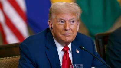 এর আগে সোমবার ১৪টি দেশকে এ ধরনের চিঠি পাঠিয়েছেন ট্রাম্প। মার্কিন প্রেসিডেন্টের পাঠানো এক চিঠিতে ইরাক ও শ্রীলঙ্কার ওপর ৩০ শতাংশ শুল্ক আরোপের ঘোষণা করা হয়েছে। এদিকে শ্রীলঙ্কার প্রেসিডেন্টকে লেখা চিঠিতে তাঁর নাম ভুল লিখেছেন ট্রাম্প। অনুরা দিশানায়েকের নাম সেই চিঠিতে লেখা 'অরুণা'। (Bloomberg) এর আগে সোমবার ১৪টি দেশকে এ ধরনের চিঠি পাঠিয়েছেন ট্রাম্প। মার্কিন প্রেসিডেন্টের পাঠানো এক চিঠিতে ইরাক ও শ্রীলঙ্কার ওপর ৩০ শতাংশ শুল্ক আরোপের ঘোষণা করা হয়েছে। এদিকে শ্রীলঙ্কার প্রেসিডেন্টকে লেখা চিঠিতে তাঁর নাম ভুল লিখেছেন ট্রাম্প। অনুরা দিশানায়েকের নাম সেই চিঠিতে লেখা 'অরুণা'। (Bloomberg)