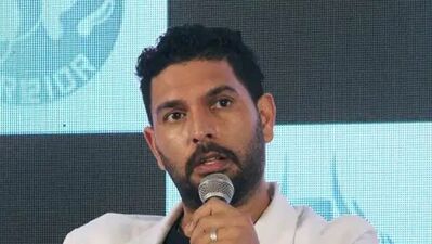 অনুষ্ঠানে আলাদা করে গিলের প্রশংসা করতেও ছাড়েননি যুবরাজ। তিনি বলেন,'শুভমন গিল অসাধারণ অধিনায়কত্ব করেছেন এবং সত্যিই ভালো ব্যাটিং করেছেন। আমি তাঁর জন্য খুব গর্বিত এবং আমি নিশ্চিত যে তাঁর বাবাও খুব গর্বিত হবেন...আমি খুব মুগ্ধ...আমি আশা করি সে আন্তর্জাতিক ক্রিকেটে আরও অনেক সেঞ্চুরি করবে।'' অনুষ্ঠানে আলাদা করে গিলের প্রশংসা করতেও ছাড়েননি যুবরাজ। তিনি বলেন,'শুভমন গিল অসাধারণ অধিনায়কত্ব করেছেন এবং সত্যিই ভালো ব্যাটিং করেছেন। আমি তাঁর জন্য খুব গর্বিত এবং আমি নিশ্চিত যে তাঁর বাবাও খুব গর্বিত হবেন...আমি খুব মুগ্ধ...আমি আশা করি সে আন্তর্জাতিক ক্রিকেটে আরও অনেক সেঞ্চুরি করবে।''