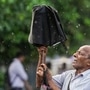 আজ দক্ষিণবঙ্গের প্রতিটি জেলায় হলুদ সতর্কতা জারি করা হয়েছে। সব জেলায় ঘণ্টায় ৩০-৪০ কিলোমিটার বেগে ঝোড়ো হাওয়া বইবে। এরই সঙ্গে পূর্ব মেদিনীপুর, পশ্চিম মেদিনীপুর, ঝাড়গ্রাম, পুরুলিয়া, বাঁকুড়া, পশ্চিম বর্ধমানে ভারী বৃষ্টি (৭০ থেকে ১১০ মিলিমিটার) হতে পারে বলে জানিয়েছে আলিপুর আবহাওয়া দফতর। উত্তরবঙ্গেও সব জেলায় আজ বৃষ্টি হতে পারে। তবে কোথাও কোনও সতর্কতা জারি করা হয়নি।  
