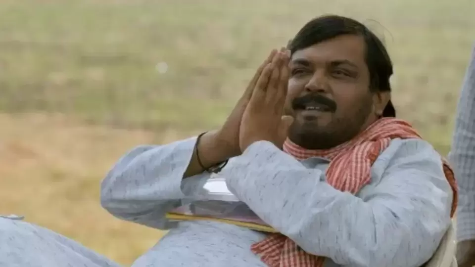 চতুর্থ সিজনে ফয়সাল মালিক পান এপিসোড প্রতি ২০ হাজার টাকা। অর্থাৎ সিজনে মোট এক লাখ ৬০ হাজার টাকা। সম্প্রতি এই নিয়েই মুখ খুলেন পঞ্চায়েতের উপপ্রধান। তিনি বলেন, ‘ওরা তখনই টাকা বাড়ায় যখন সেই কথা চুক্তিপত্রে উল্লেখ থাকে। আর সেটা আপনাকেই লিখিয়ে নিতে হবে।’ এর পর হেসে তিনি বলেন, ‘আমি সেটা করেছিলাম। তাই সব ঠিক আছে।’ কিন্তু সত্যিই কি ২০ হাজার টাকা পেয়েছেন তিনি এপিসোড প্রতি?