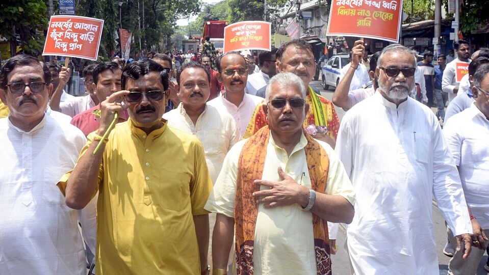 এদিকে তাঁর দল ছাড়ার সম্ভাবনা নিয়ে প্রশ্ন করা হলে দিলীপ ঘোষ বলেন, 'আগে থেকেই অনেক কিছু ঘটছে। পার্টির মিটিংয়ে আমায় চেয়ার দেওয়া হত না। আমি তো কাজ করেছি। দল ছেড়ে তো চলে যাইনি। একজন-দু’জন আমায় দলছাড়া করতে চেয়েছিল। তারা চেষ্টা করেছিল। যে পার্টি দাঁড় করিয়েছে, সে কেন দল ছাড়বে?' (saikat paul)