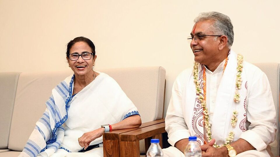 দিল্লি গিয়ে আপাতত স্পষ্ট করে দিয়েছেন যে তিনি দল বদল করছেন না। প্রাক্তন বিজেপি রাজ্য সভাপতির কথায়, 'যে পার্টি দাঁড় করিয়েছে, সে কেন দল ছাড়বে?'। তবে তা সত্ত্বেও বিরোধী দলনেতা শুভেন্দু অধিকারীকে বিঁধতেও ছাড়লেন না তিনি। এদিকে মমতা বন্দ্যোপাধ্যায়ের প্রশংসা শোনা গেল দিলীপ ঘোষের গলায়। তাঁর স্পষ্ট বক্তব্য, 'মুখ্যমন্ত্রীর বিরুদ্ধে অন্তত দুর্নীতির কোনও অভিযোগ নেই।' (Debajyoti Chakraborty)