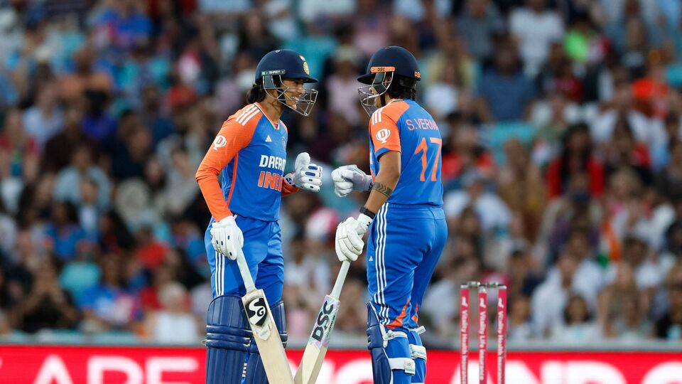 রাধা যাদব তাঁর ৪ ওভারের কোটায় মাত্র ১৫ রান দিয়ে ২ উইকেট নিয়েছিলেন। ১২৭ রানের লক্ষ্য তাড়া করতে নেমে স্মৃতি মান্ধানা (৩২) ও শেফালি ভার্মার (৩১) ওপেনিং জুটিতে দারুণ সূচনা করেন। ৭ ওভারে দুজনে মিলে ৫৬ রান যোগ করে জয়ের ভিত গড়ে দেন। এরপর জেমাইমা রডরিগেজ (২৪) ও হরমনপ্রীত কউর (২৬) ছোট ছোট ইনিংস খেলে দলকে জয়ের কাছাকাছি নিয়ে যান। ১৮ বল ও ৬ উইকেট হাতে রেখে ম্যাচ জিতে পাঁচ ম্যাচের সিরিজে ৩-১ ব্যবধানে এগিয়ে গেল ভারত। (Action Images via Reuters)