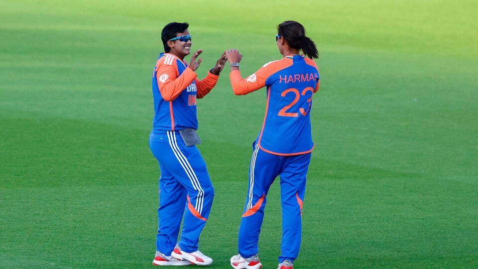 গতকাল টস জিতে প্রথমে ব্যাট করে শুরুটা ভালো হয়নি ইংল্যান্ডের। পাওয়ার প্লেতেই ৩৮ রানে দুই উইকেট হারায় দলটি। এরপর নাল্লাপুরেড্ডি শ্রী চারনি ও রাধা যাদব ইংলিশ ব্যাটারদের স্পিনের জালে আটকে দেন। ভারতের আঁটসাঁট বোলিংয়ে ইংলিশ ব্যাটাররা নির্ধারিত ২০ ওভারে ৭ উইকেটে ১২৬ রান করতে সক্ষম হন। (Action Images via Reuters)